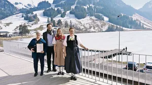 Die Freude an der physischen Versammlung vor tollem Ausblick auf den Schwarzsee war bei Priska Baeriswyl (v. l. n. r.), Frédéric Ménétrey, Denise Schafer und Gabi Schürch gross.