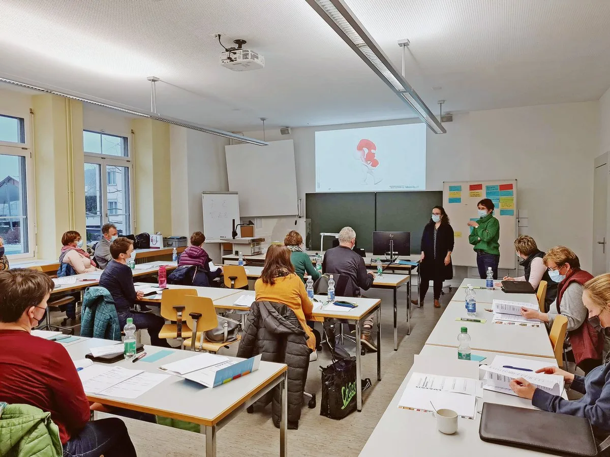 f5f0deba45a5b2bea07fb86fca11705616ca8628 Die meisten Kursteilnehmerinnen führen zu Hause die Betriebsbuchhaltung und Administration – sie wollten wissen, wie es nach einem Notfall weitergeht.(Bild Franziska Jurt)