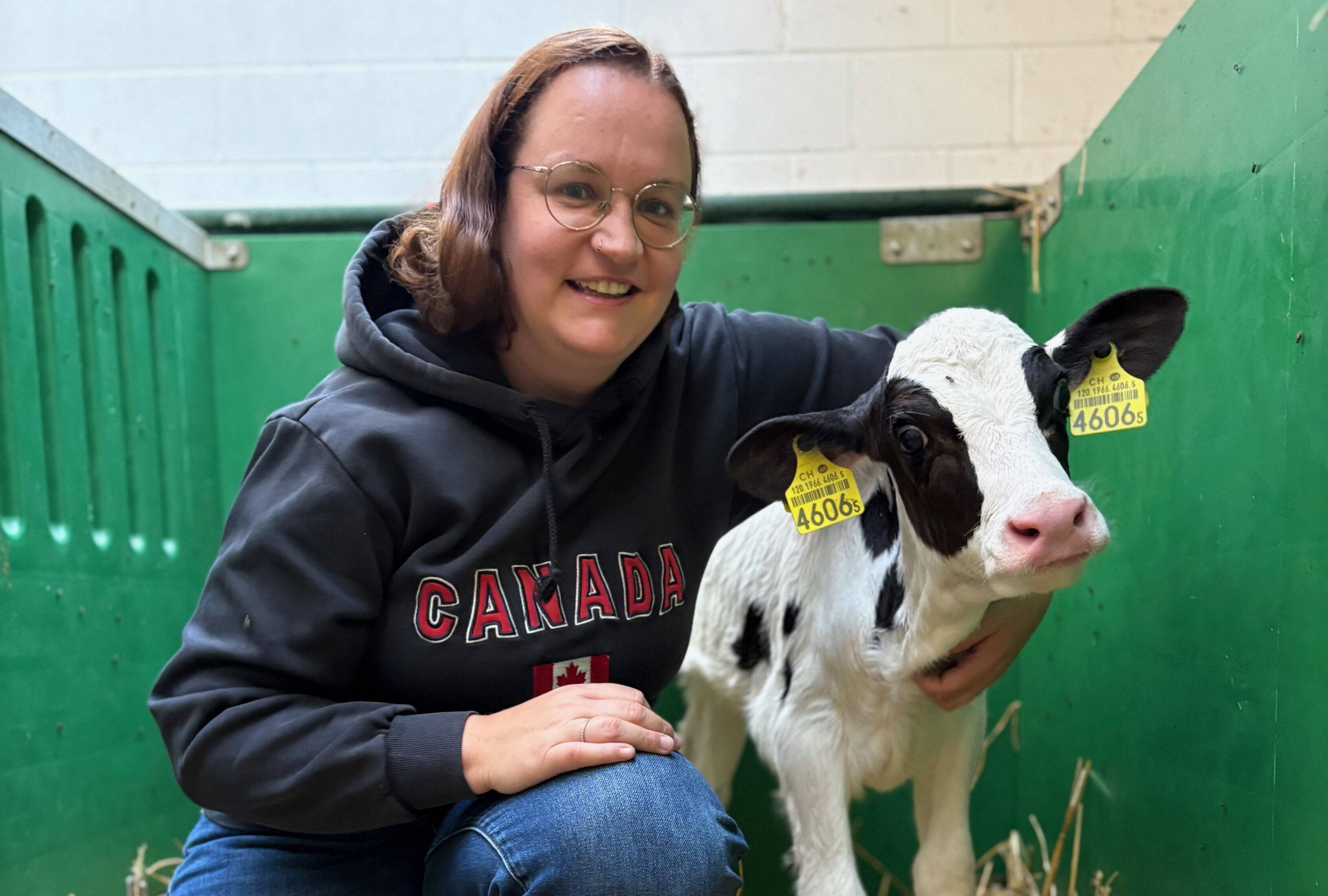 Bei den Kälbern im Stall schöpft Manuela Fischer Kraft für den Alltag als Ehefrau, Mutter und Landwirtin.