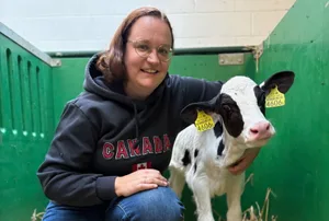 Bei den Kälbern im Stall schöpft Manuela Fischer Kraft für den Alltag als Ehefrau, Mutter und Landwirtin.