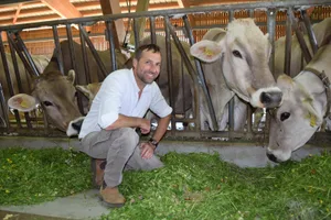Reto Schaufelberger produziert Milch in der Bergzone II.