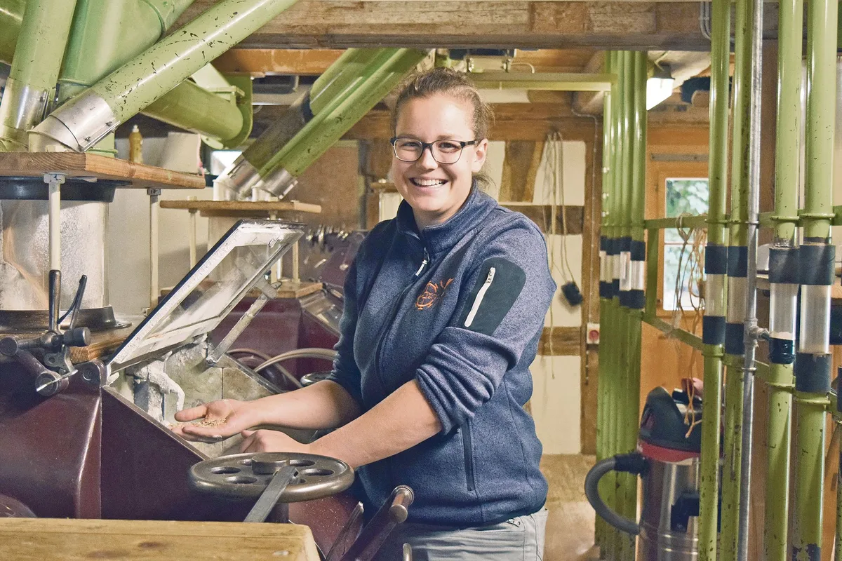 65f9d0a3883ab09aa854e004121c780670d60d0f Sabrina Grunder in der Mühle ihrer Eltern. Die Maschinen stammen aus der Nachkriegszeit.(Bild sgi)