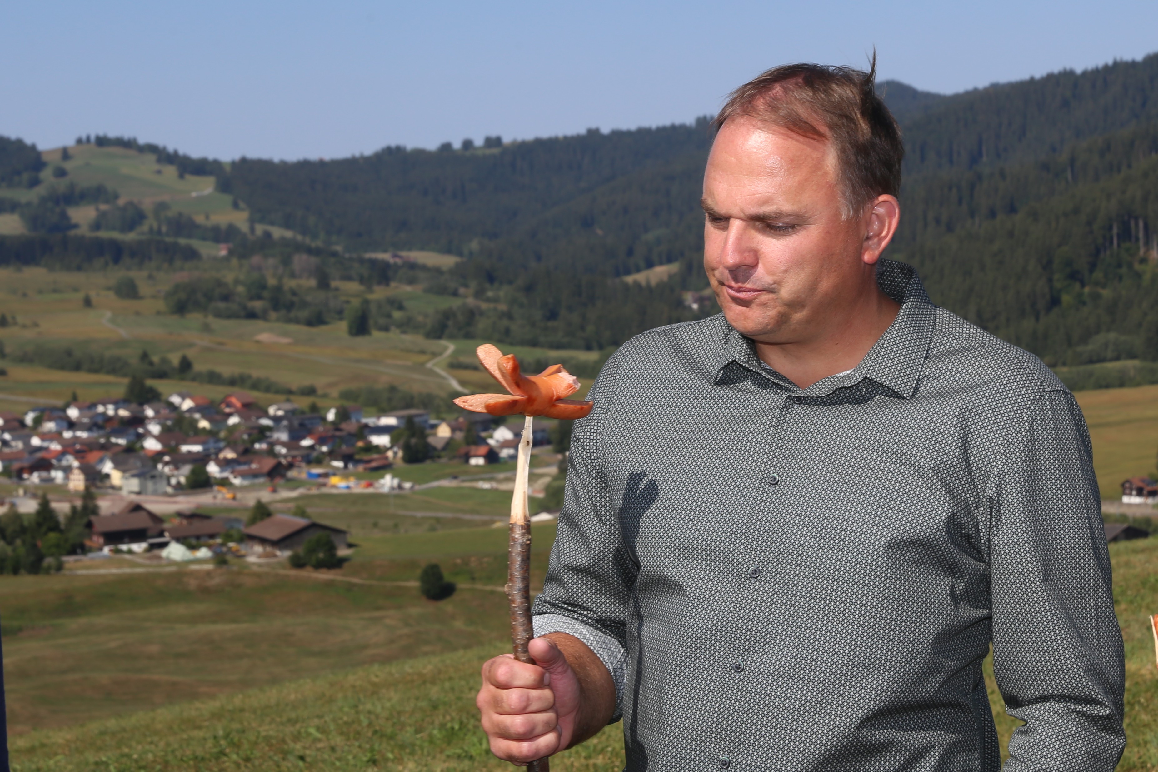 Nein zur Ernährungsinitiative: Der Schwyzer Bergbauer und SVP-Präsident Marcel Dettling will auch zukünftig in einen Cervelat beissen können.