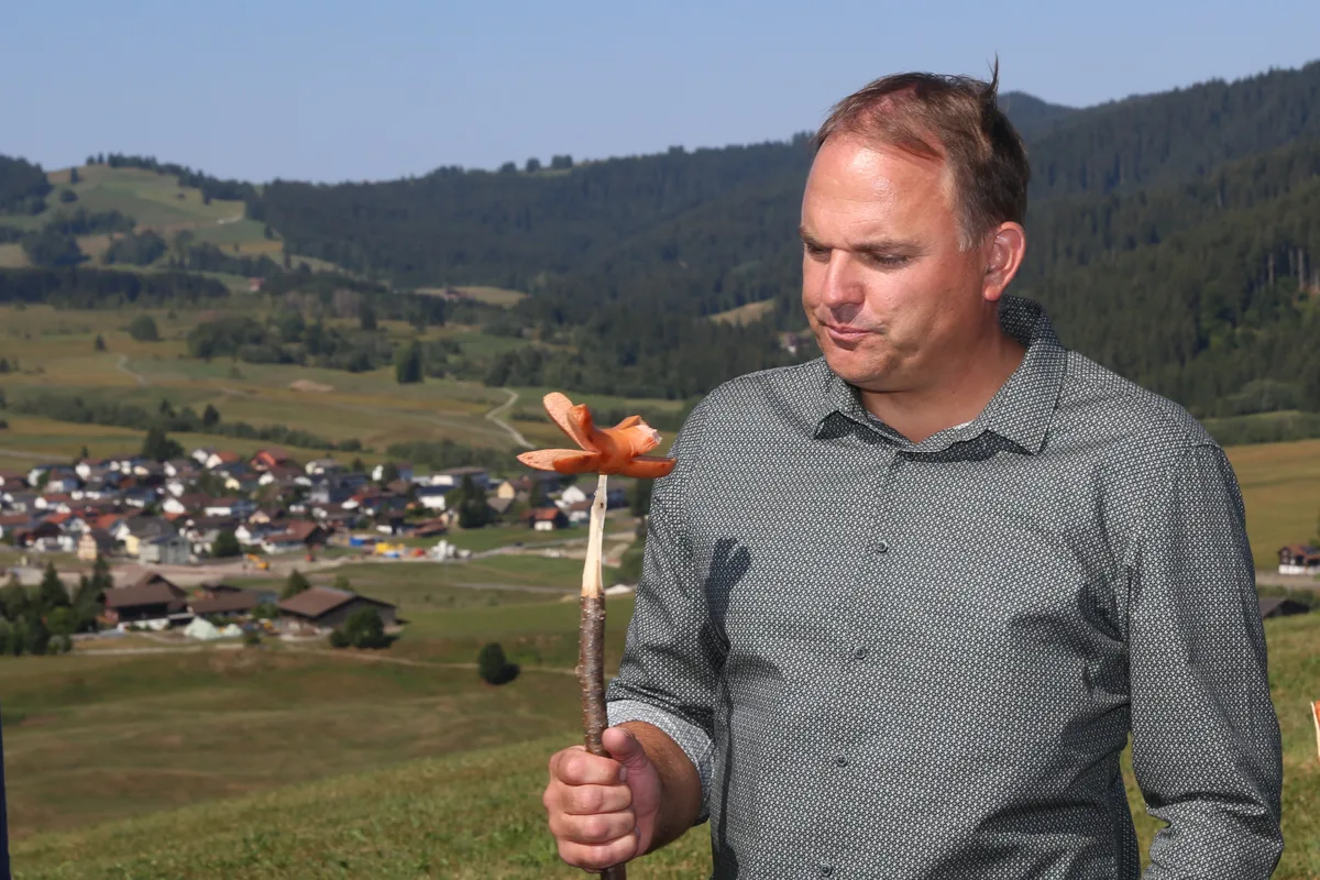 Nein zur Ernährungsinitiative: Der Schwyzer Bergbauer und SVP-Präsident Marcel Dettling will auch zukünftig in einen Cervelat beissen können.