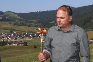 Nein zur Ernährungsinitiative: Der Schwyzer Bergbauer und SVP-Präsident Marcel Dettling will auch zukünftig in einen Cervelat beissen können.