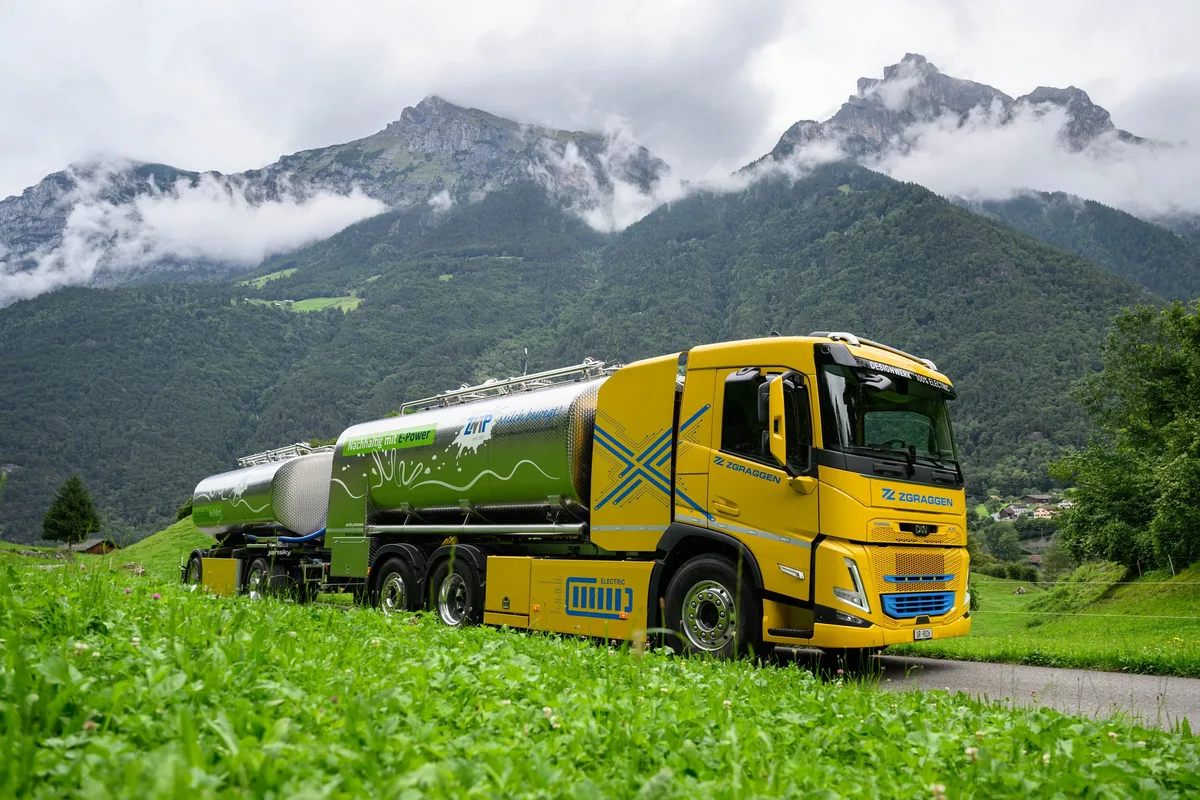 Bild_2_Die_Milchsammlung_im_Kanton_Uri_wird_neu_mit_dem_schweizweit_ersten_elektrobetriebenen_Milchsammelwagen_gefu__hrt In Uri wird Milch mit Elektro-Fahrzeug gesammelt