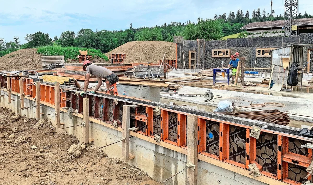 8403a038b6167d09fe2b8f40b4259ea2283600278f75a1f247e0175a497303f1 Wenn bauen, dann gleich richtig, sagen sich viele Bauherren. Weil sie befürchten, dass die Vorschriften künftig noch strenger werden.