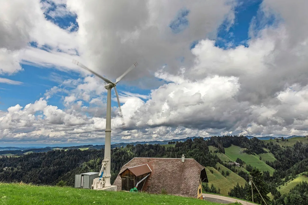 Die Windturbine von Familie Riedweg in Escholzmatt LU hat eine Gesamthöhe von 25 Metern und eine Leistung von 30 kW. Sie steht im Hofareal und gilt als bäuerliche Anlage für Eigenbedarf.
