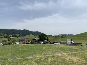 Auf dem Land der Familie Krähenbühl aus Zäziwil findet am Wochenende ein Festival mit dem Namen Stäcketöri Freiluft statt. Sorgen hat der Landbesitzer nicht.
