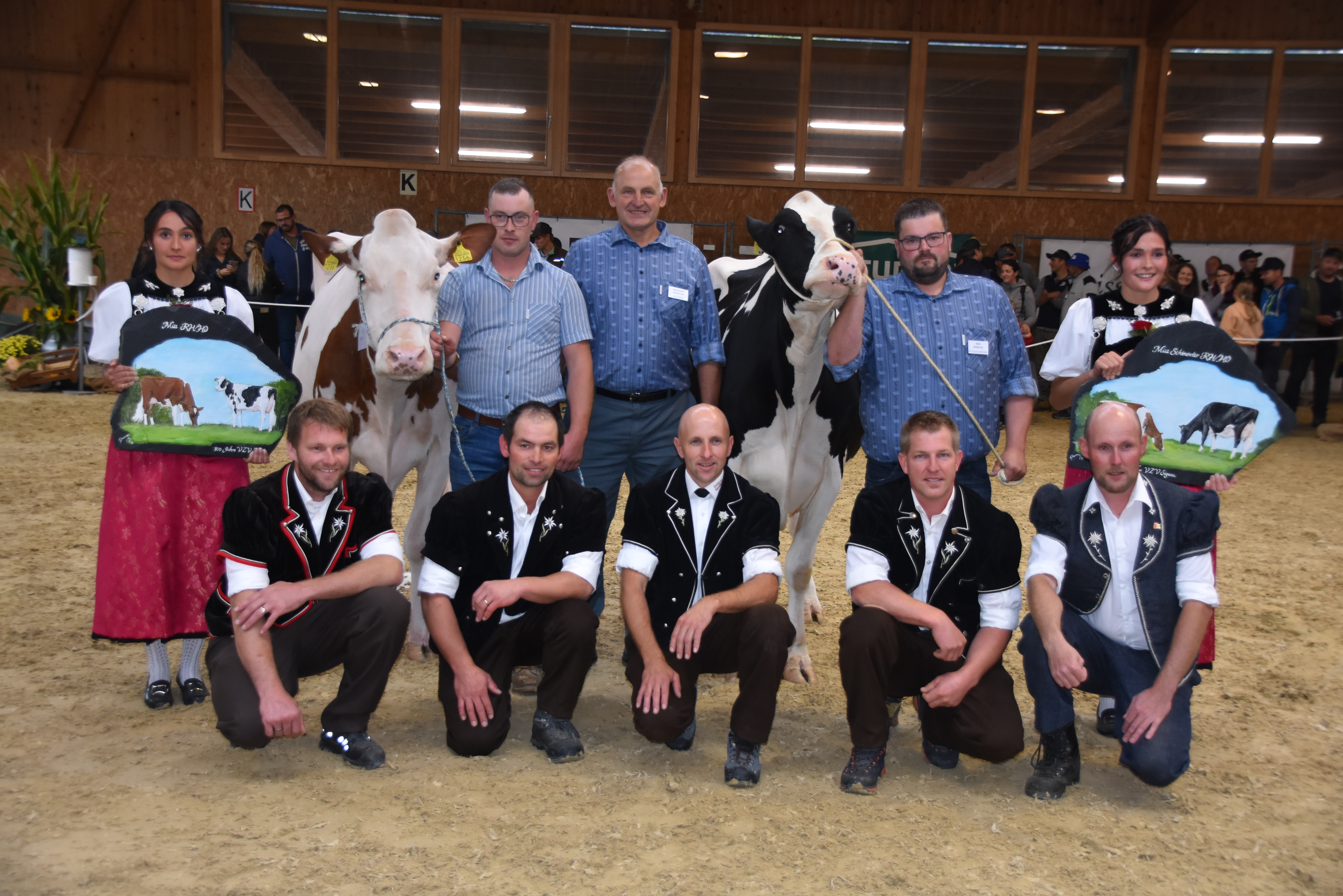 Die Miss RH/HO: Showtime Kira (l.) von Matthias Gerber aus Signau BE und die Schöneuter Dark Knight Alberta von Reto Wüthrich aus Signau BE. Mit dem OK-Präsidenten Hansruedi Mosimann (hinten Mitte) und den Experten (v. l.) Andreas Stotzer, Thomas Theiler, Peter Brügger, Michael Teuscher und Sébastien Menoud.
