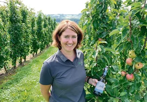 Erste Abfüllung schon fast ausverkauft: Bäuerin Rita Kaufmann aus Kulmerau mit dem «Mr. Q Cider», einem vergorenen Apfelsaft.