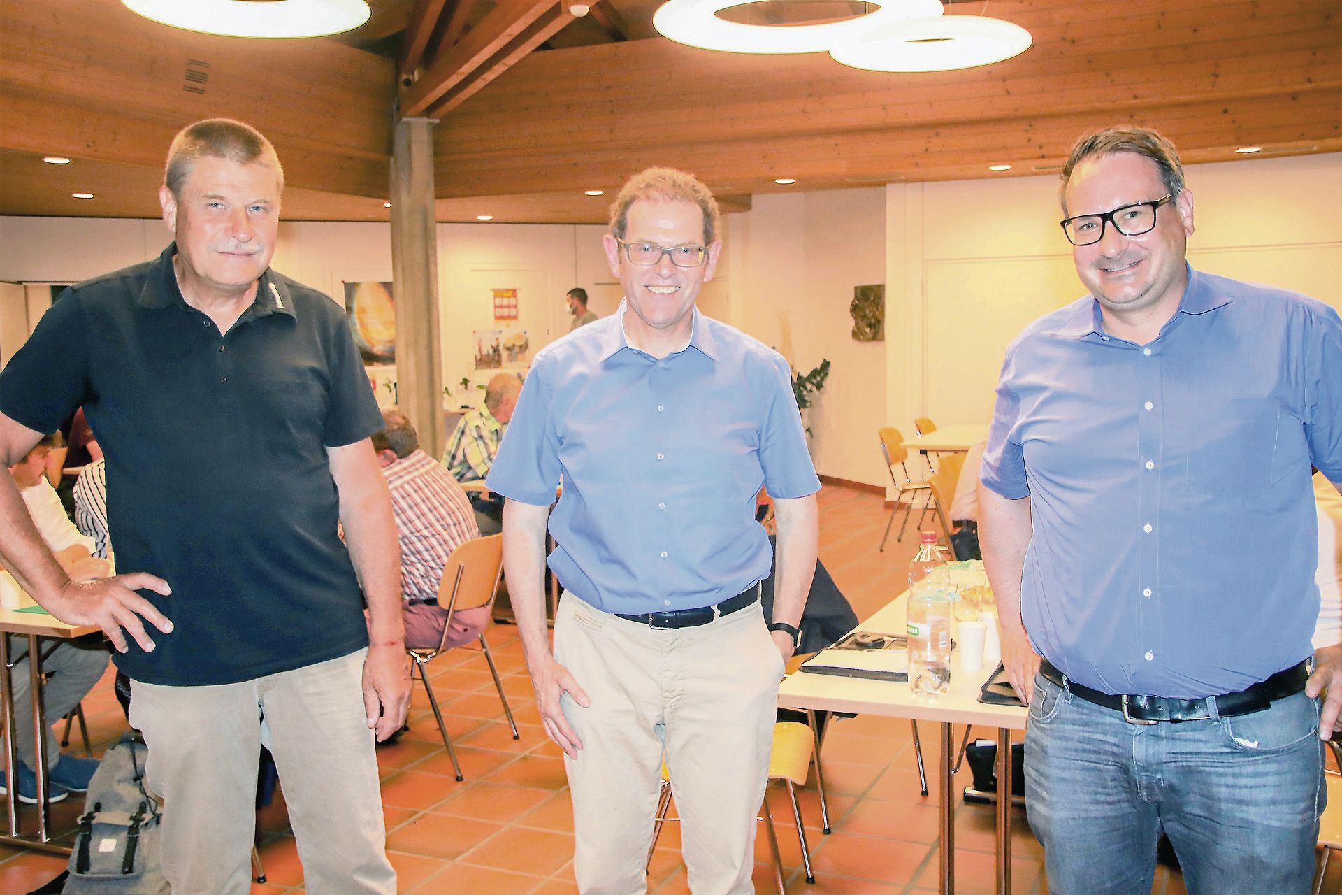 Jakob Stark, der neue Präsident des Branchenverbands Thurgau Wein, wird umrahmt von Vize-präsident Michael Polich (links) und Michael Balmer. (Bild Roland Müller)