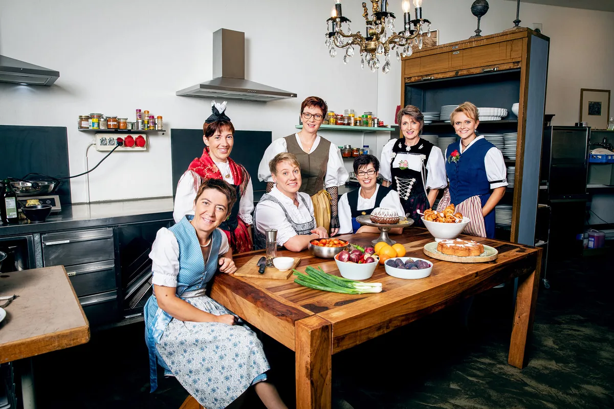fd39ece21c8c04fa05ee032100b6a6f5209c6b40 Alle Kandidatinnen der Landfrauenküche 2019 (Bild: SRF/Ueli Christoffel)