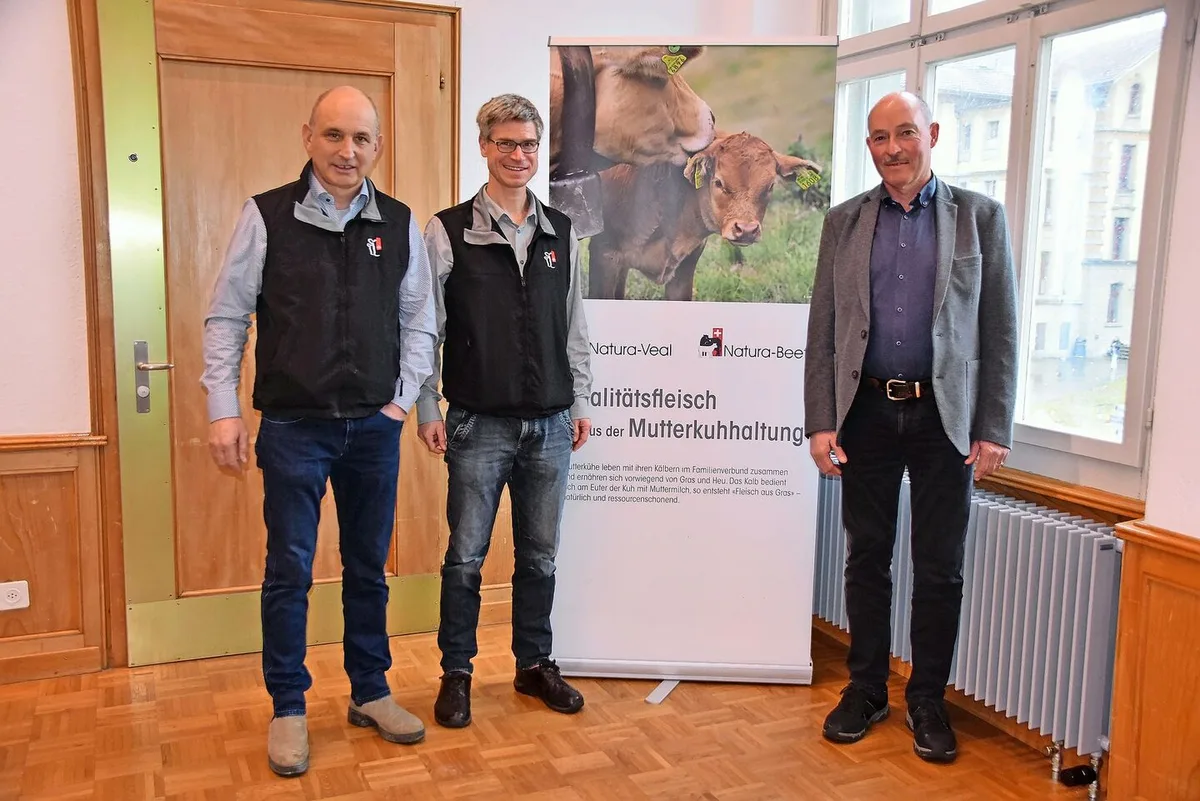 Christoph Bill, Vorstandsmitglied von Mutterkuh Schweiz, deren Geschäftsführer Daniel Flückiger und Jürg Iseli, Präsident des Berner Bauernverbandes (v. l.), referierten an der Regionaltagung Mittelland West.