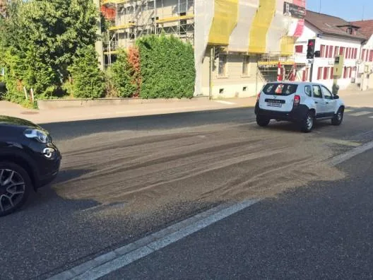 393b6a42bb0b5ad7d98b93f75cfe67031f44dbf0 Winterthur: Traktor verliert 300 Kilo Getreide