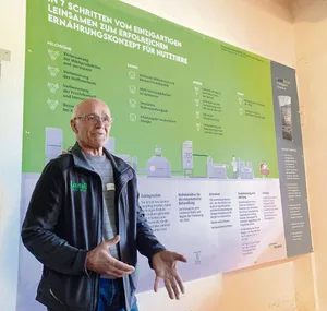 Urs Holzmann, Leiter Agro Produktion bei Landi Luzern-West, erläuterte den Herstellungsprozess für Tradilin.