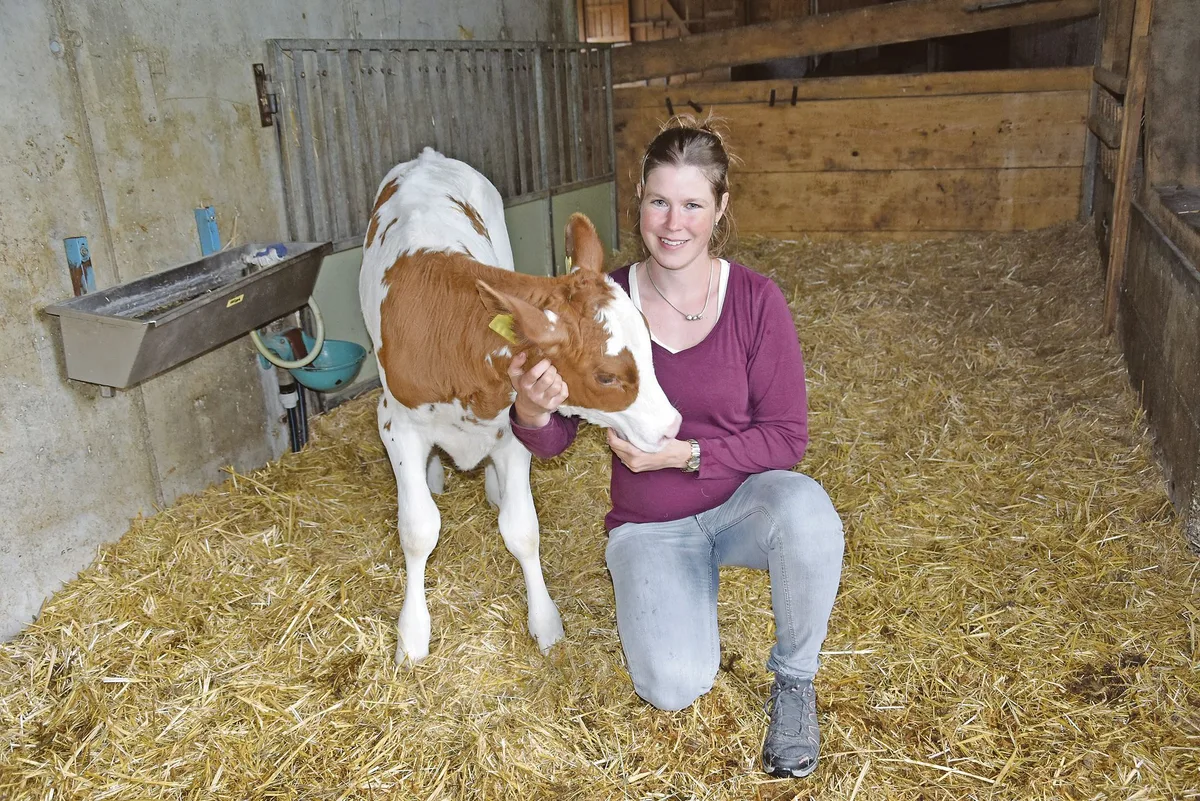2cd14175678121d10caeb53ab18cd8523bc69898 Auch die Viehzucht liegt der Bäuerin am Herzen: Fränzi Krähenbühl mit dem Red-Holstein-Kalb Flurina. Bei den Viehschauen ist sie gerne mit dabei. (Bilder Barbara Heiniger)