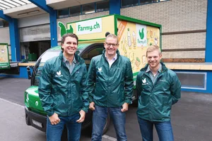 Die beiden Farmy-Gründer Roman Hartmann (links) und Tobias Schubert (rechts) mit dem neuen Vorsitzenden des Verwaltungsrats Dominique Locher (Mitte).