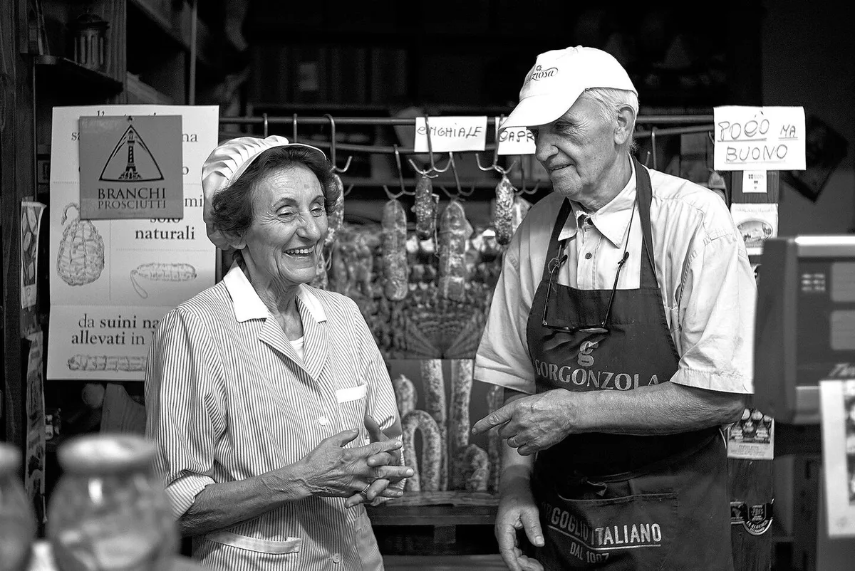 71c10dd7a39fd796d6e44de07480d0805ff794364dcf05a8a34c608fc86e1b6b Marialuisa und Luciano am Corso Garibaldi 105 in Borgomanero (Italien).