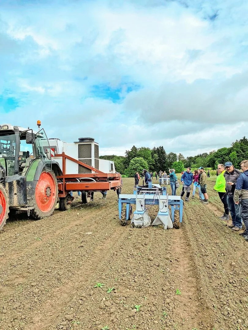 3405c25787496cffc1b65f644de68b6fbbf95779ea9efb45d61f6db077661ba1 Der Laserweeder (links, angehängt am Traktor) ist schwerer und arbeitet schneller als der leichte und autonome Roboter von Caterra (rechts).