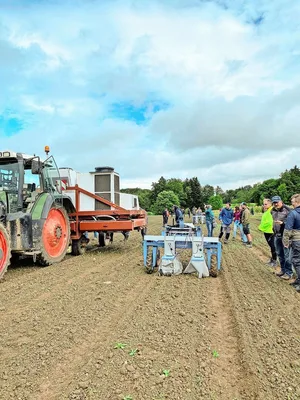 Der Laserweeder (links, angehängt am Traktor) ist schwerer und arbeitet schneller als der leichte und autonome Roboter von Caterra (rechts).