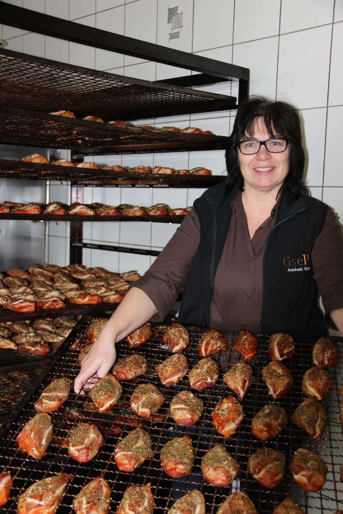 3a8e3a87d97439f659622016e07f091502596adb Adelheid Gsells Spezialität sind "g'räuchti Pouletbrüstli". (Bild Gsell Spezialitäten)