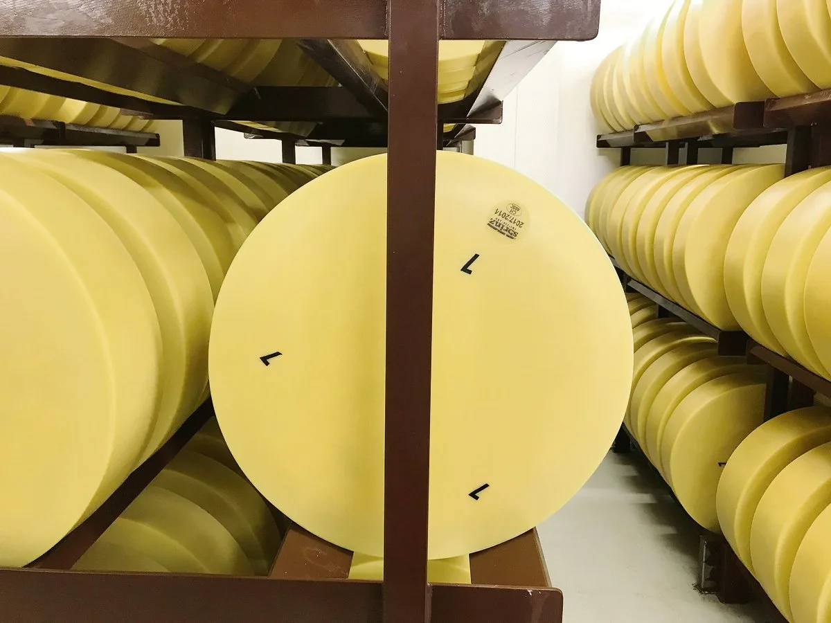 Wegen der langen Lagerdauer ist Sbrinz anfällig auf geschädigte Fettmoleküle. Dank technischem Fortschritt sieht die Sortenorganisation keinen Grund mehr für ein Verbot von Melkrobotern. (Bild akr)