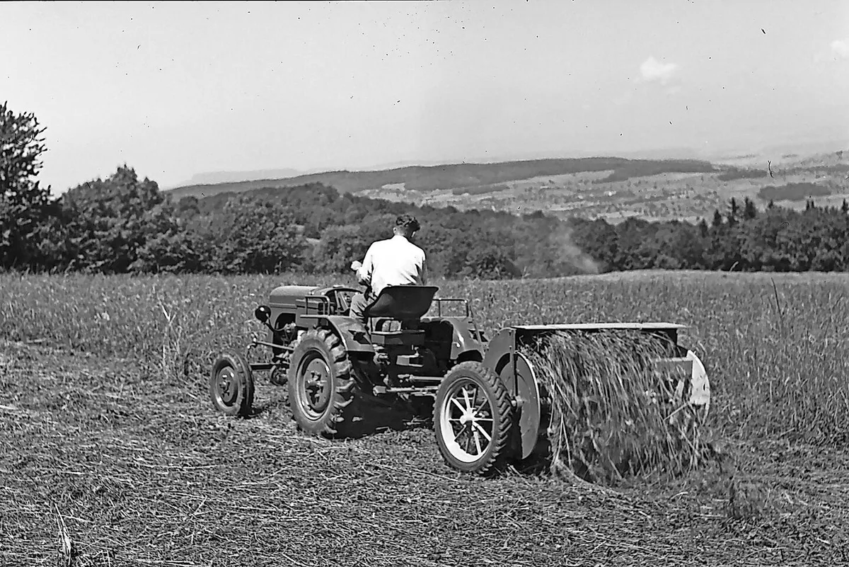 d7cfaa59b38e2dd17e34afb97b0d22bc2bf687bf0b78f4e367430d0ee0ba43f0 Landtechnik ermöglicht in vielen Bereichen Effizienzsteigerung. Im Bild ein Graszetter mit Bodenantrieb und Zinkentrommel.