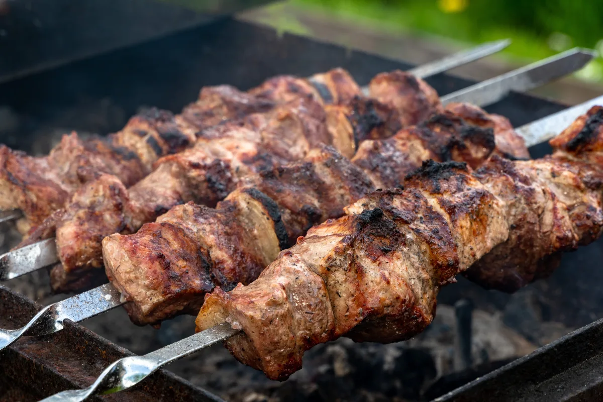 alexei_other-shish-kebab-5392127.jpg Ein Stück Fleisch am Spiessli belastet mit PFAS, das nächste nicht? Wie genau Mischprodukte in der Praxis gestaltet werden könnten, ist unklar.