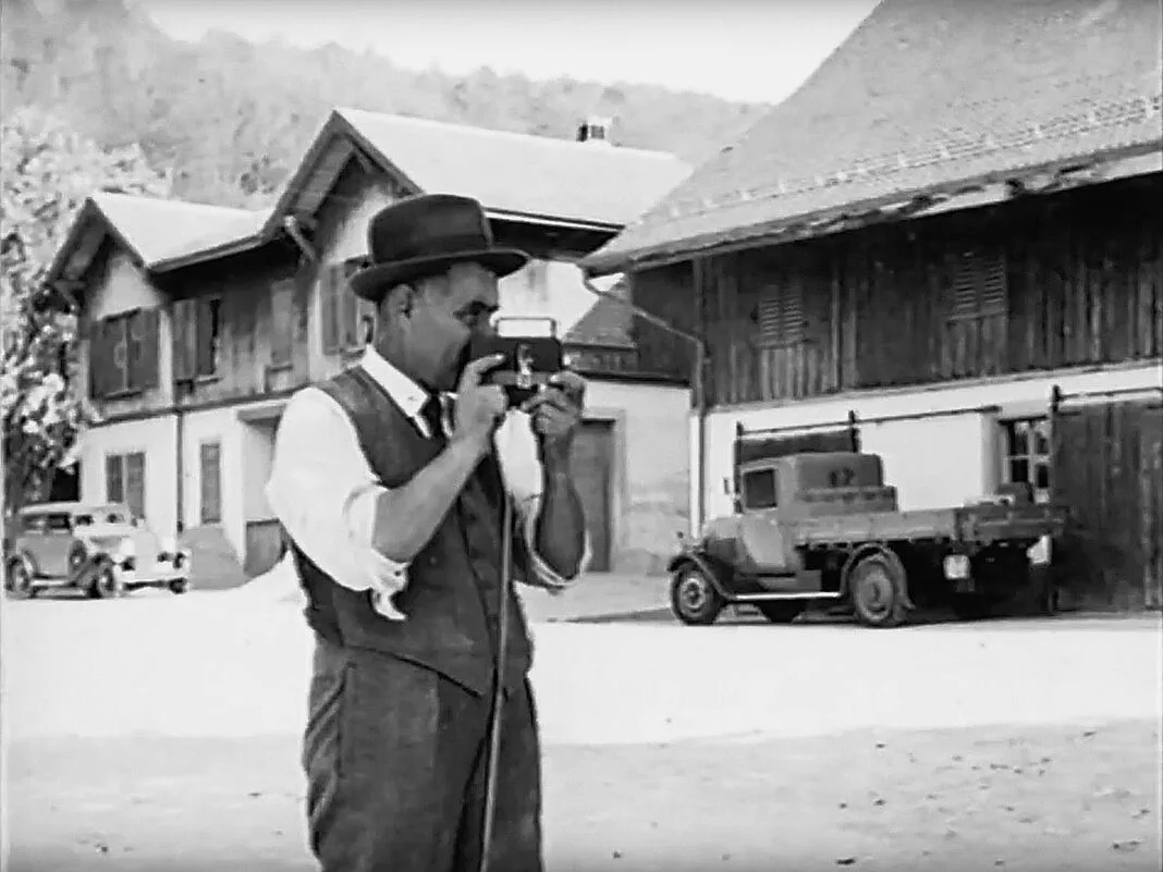 Walter Schmid mit seiner Kamera. Nach seiner Rückkehr aus den USA hat Schmid auch auf dem Strickhof gefilmt.