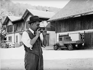Walter Schmid mit seiner Kamera. Nach seiner Rückkehr aus den USA hat Schmid auch auf dem Strickhof gefilmt.