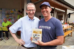 Agrarhistoriker Peter Moser und Agraringenieur Lukas Kilcher (r.) präsentieren das Buch «Zukunft säen – 100 Jahre landwirtschaftliche Bildung Baselland. (Bild lid mr)
