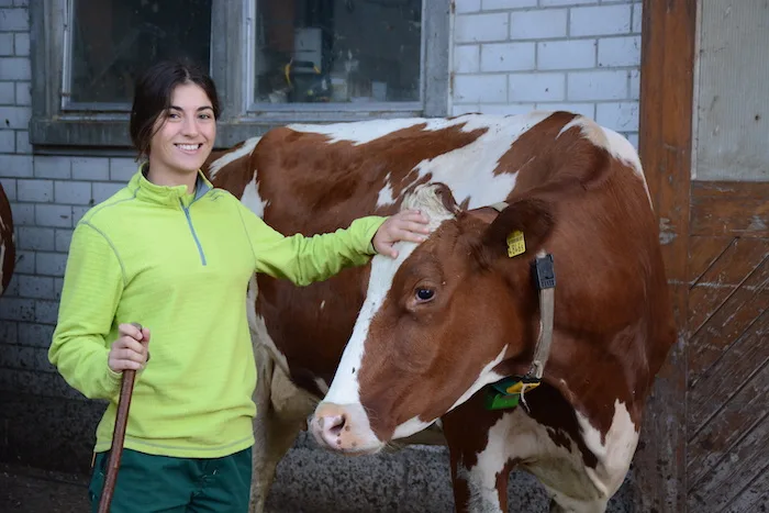 a1f4f6ea6176586a4fc8d25403b92f29a5ae1f3d Im Umgang mit Kühen hat Sofia Benagli viel gelernt. Die Studentin der Veterinärmedizin verbrachte im Praktikum drei Wochen auf einem Bauernhof. (Bild Simone Barth)