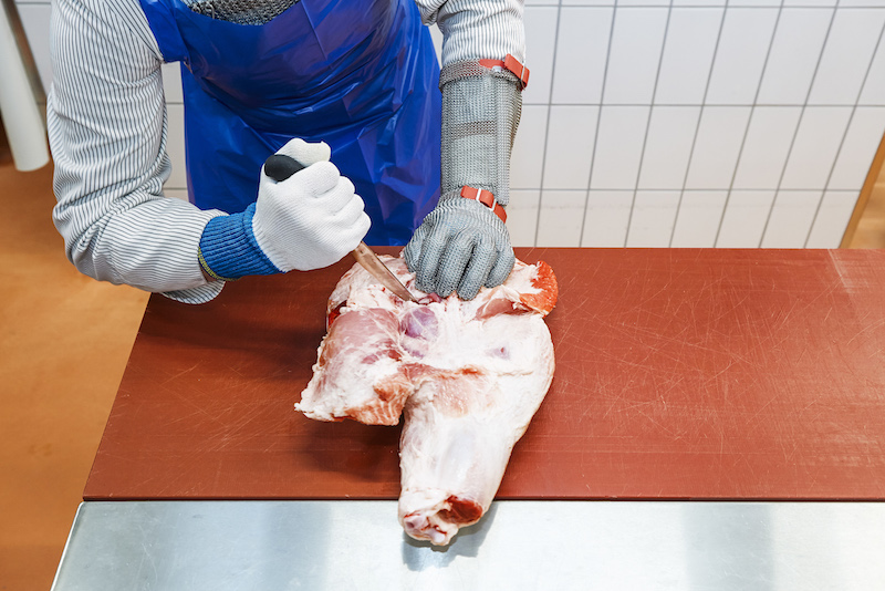 Einmal nicht aufgepasst und schon schneidet sich der Metzger ins eigene Fleisch. (Bild zvg)