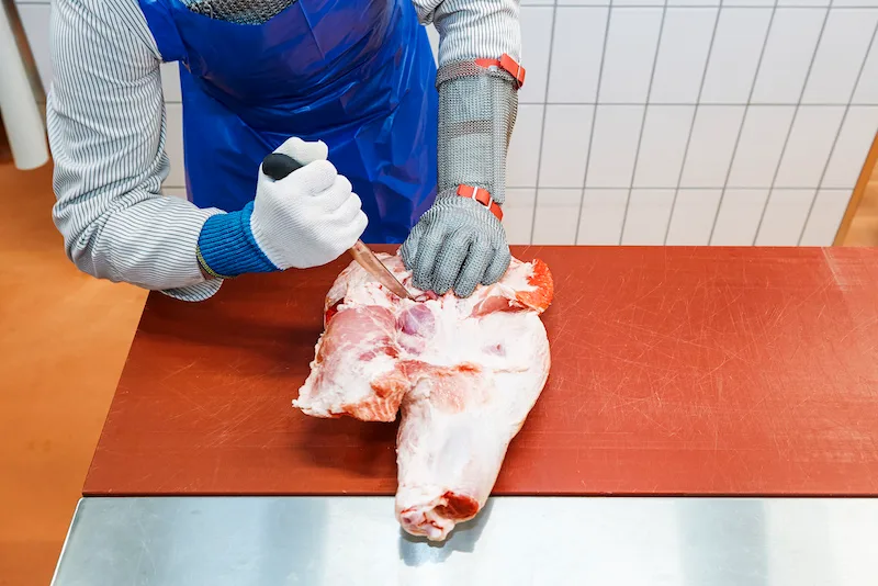 05cf0d770933c9cecb61c23f4aa9c09d40ff556f Einmal nicht aufgepasst und schon schneidet sich der Metzger ins eigene Fleisch. (Bild zvg)