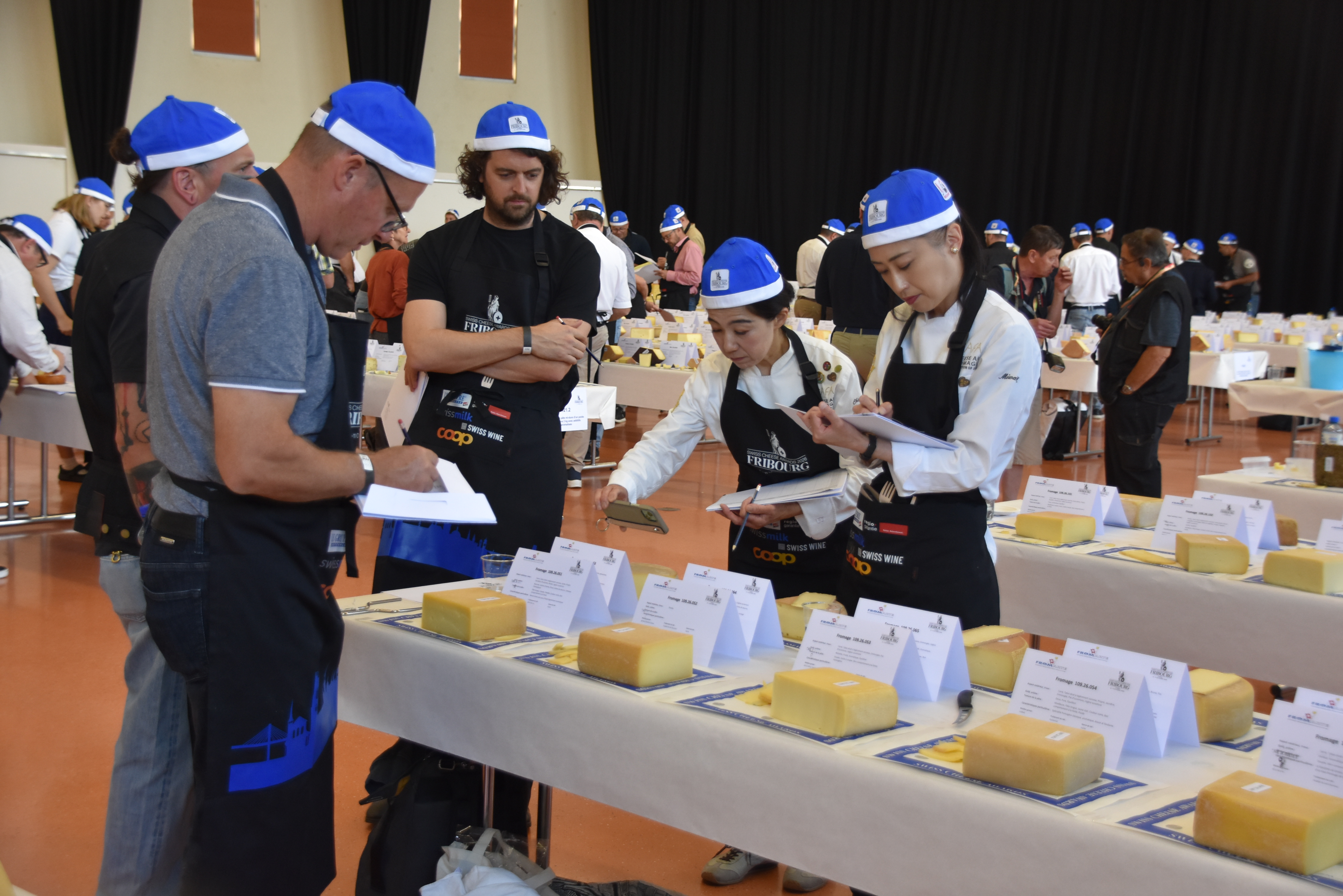 Eine internationale Jury bewertet den Käse. Sogar aus Japan sind Jurymitglieder angereist.
