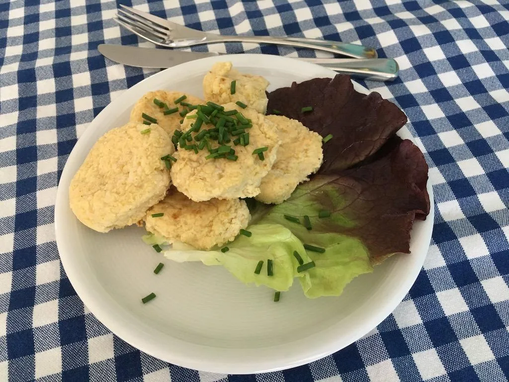 8cb39fb9b708bcfe4fa7cbdc0db52d1e81e0601a Sauerkraut in einer etwas anderen Form: Verpackt in kleine Bratlinge kann man verschiedenes Gemüse nach dem Fermentieren verwenden. (Bild jsc)