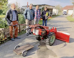 Die Energie-Interessierten besichtigen auf dem Biohof Schmid einen auf Elektoantrieb umgerüsteten Einachser.