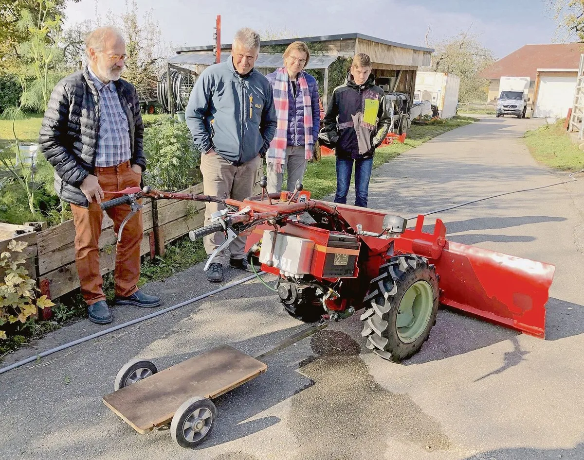 Die Energie-Interessierten besichtigen auf dem Biohof Schmid einen auf Elektoantrieb umgerüsteten Einachser.
