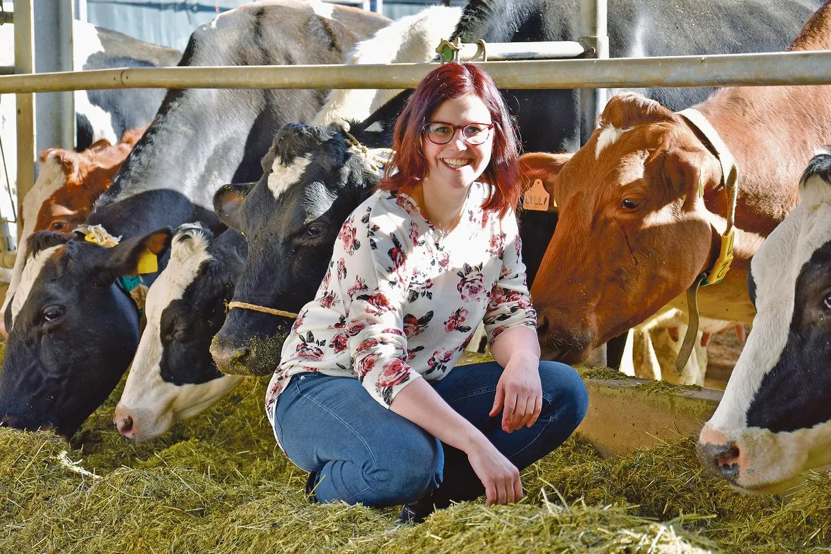 87d1b628c7af0f04d5d2faede4a1bfdee61f50d6 «Landwirtin zu sein ist der beste Beruf für eine Frau», findet Raphaela Bucheli. Besonders die Arbeit mit den Kühen, aber auch das Leben auf dem Bauernhof hat ihr schon von Kindesbeinen an gut gefallen. (Bild Jasmine Baumann)