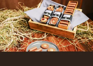 Diese edlen Ziegenmilch-Schokoladen-Kreationen sind ein Beispiel innovativer Zusammenarbeit in der Region: Die Ziegen grasen mit Blickkontakt zur Schokoladenfabrik, und von dieser sind es nur zehn Kilometer bis zum Confiseur. (Bild Monika Neidhart)