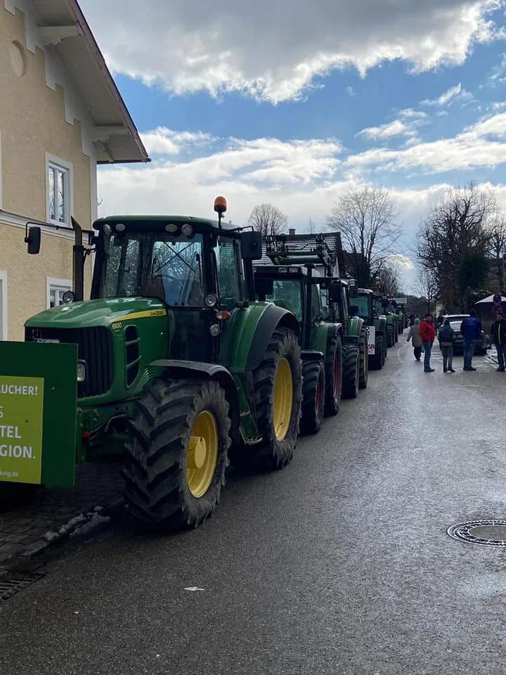693c86316912da18bf0fc2bb90ced11cd3add9c3 Die Landwirte haben genug und gehen auf die Strassen. (Bild Facebook / Land schafft Verbindung - Link: https://www.facebook.com/photo.php?fbid=2973024232717588&set=pcb.2973020412717970&type=3&theater)