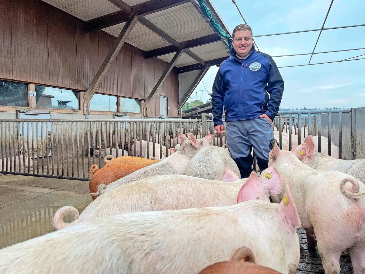 10c1254e89366048ecd0a5a197d65b2daf045be90e42c4d8f70bf4c8b35800b9 Tierhalter aus Leidenschaft: Alain Bütler im Auslauf des 2012 erbauten Stalls für 600 Mastschweine.