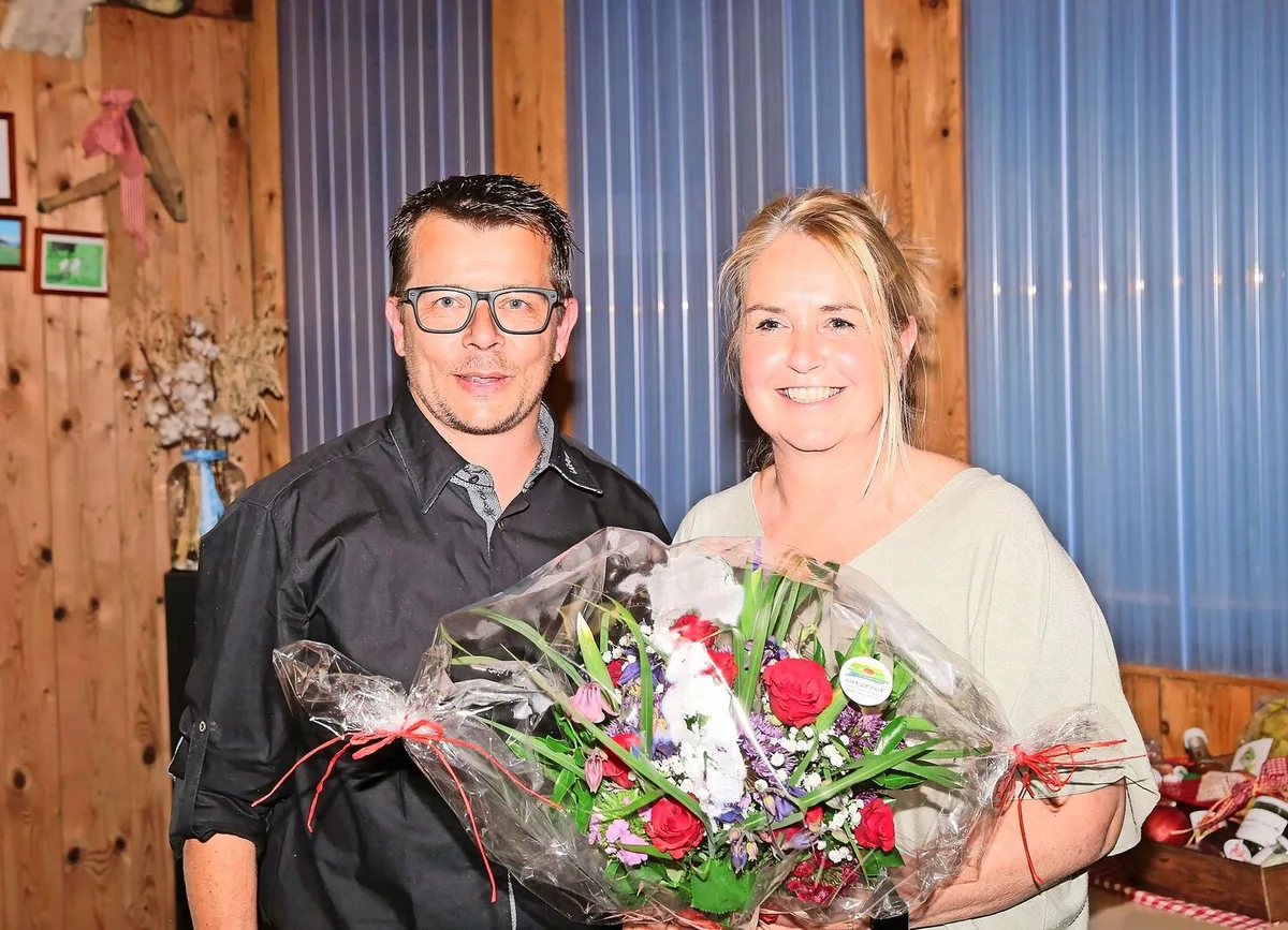 17823e37bd31bc7c9330cb2313d703d5631251b206ec74dc4f52cfee603d978f Die abtretende Präsidentin Susanne Hofstetter und Benno Dillier, der wohl letzte Präsident des Vereins «Ländlicher Marktplatz Urschwyz».