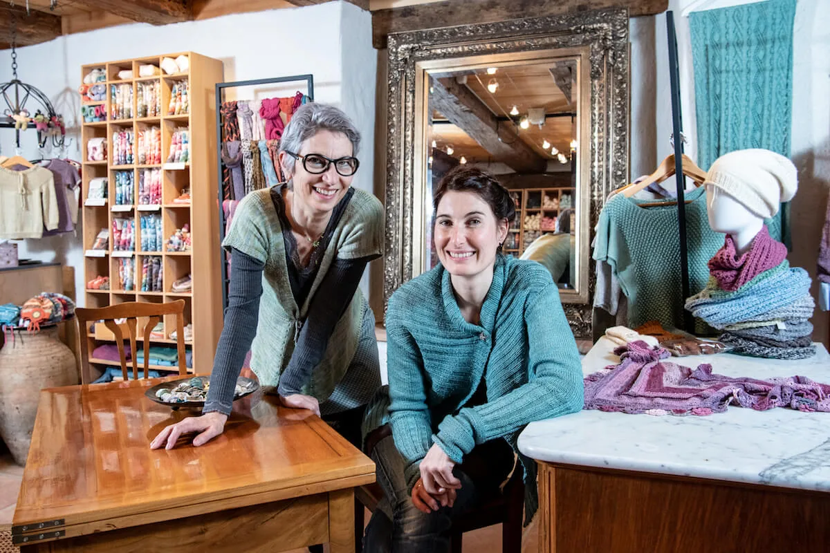 cefa3cdd8530025b827f56edc09cdffc02d57e89 Mutter Joana und Tochter Christina Frei betreiben gemeinsam das Seiden-Atelier in Gottlieben. (Fotos: Marion Nitsch)