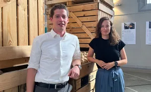 Forschung und Praxis im Gespräch: Niklaus Ramseyer und Mout De Vrieze vor der Installation «Kartoffel – Wurzel der Zukunft» in der Wasserkirche Zürich.