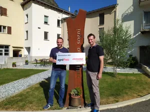 Marco Triacco (l) und Nicolò Paganini sind mit ihrem Puschlaver Bergbeerenprojekt für den diesjährigen Agropreis nominiert.
