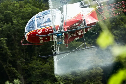 a2eb555310e13e537e8ec0fe39c16024cdddaa96 Vor allem wenn PSM mit Helikoptern oder Drohnen ausgebracht werden, besteht ein grosses Risiko für Abdrift. (Bild Ephraim Bieri/Greenpeace)