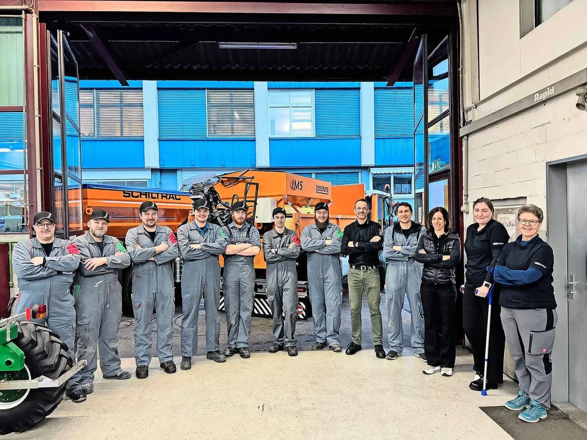 be159f02fad7e428e112e47ead56253164fdb9aaa808e08fb2636735f2a6bec0 Das Schiltrac-Team sei der Schlüssel zum Erfolg des Zentralschweizer Unternehmens, sagt Geschäftsführer Peter Barmettler (5. von links). Die junge Generation erlebe er als motiviert, praxisnah und offen für neue Lösungen.