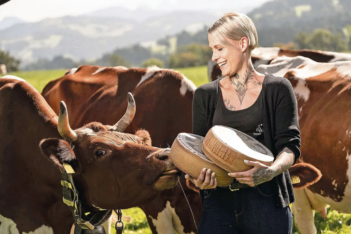 070b03ff7aafeaab6866b1a75eadb055e62401efb0f9a810551e70cd1555b7ba Sarah Schönenberger liebt Käse über alles. Käse und nochmals Käse – das ist ihr Ding. «Die Wertschöpfungskette beginnt mit der Leistung der Kühe und der Arbeit der Bauernfamilien», sagt sie. Das verdient Wertschätzung.
